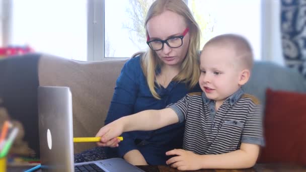 Förskolläraren Engagerad Hemundervisning Pojken Sitter Vid Ett Bord Skriver Ritar — Stockvideo