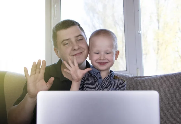 Vader Zoon Praten Videoverbinding Met Familie Leraar Het Concept Van — Stockfoto