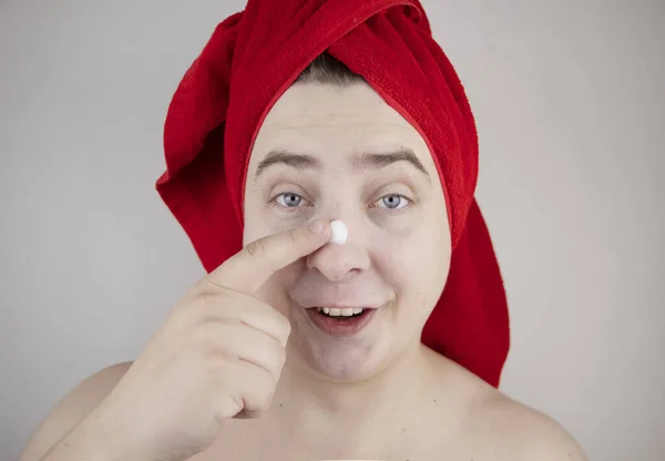 Vtipný Muž Červeným Ručníkem Hlavě Stará Obličej Používá Pěnu Mytí — Stock fotografie