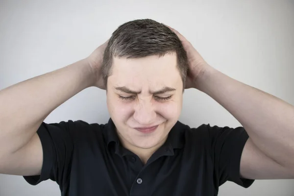男は手で頭を抱えている 頭痛の感 片頭痛と目まい ストレスや過労からの頭痛 — ストック写真
