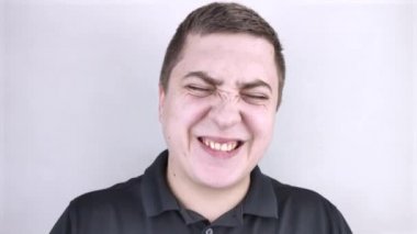 Adam kendini garip hissediyor, kafasını alıyor ve bir süre sonra bilincini kaybediyor. Baş dönmesi ve baygınlık.