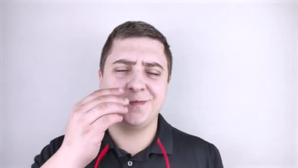 Чоловік Потирає Втомлені Очі Руками Білому Тлі Поняття Втоми Очей — стокове відео
