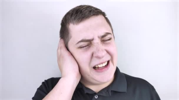 一个男人紧紧抓住他的耳朵 耳朵疼痛和听力问题 男人的脸显示出中耳炎引起的痛苦 — 图库视频影像