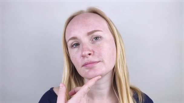 Üzgün Bir Kız Aynaya Bakar Yağlı Deriyi Görür Yağlı Sorunlu — Stok video