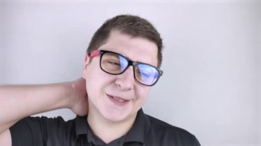 Bir adam boynundaki ağrıdan muzdarip, servikal omurgaya eliyle masaj yapıyor. Osteokondrosis, fıtık, ya da yerleşik iş ya da fiziksel stres kaynaklı sinir hasarı