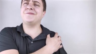 Bir adam omuz ağrısından muzdarip. Omuz yaralanması, tendonit, burkulma ya da tendon iltihabı. Vücudun farklı yerlerindeki akut ağrı ve iltihap kavramı.