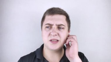 Bir adam kulak ağrısından muzdariptir. İşitsel meatus kulak iltihabı medyası, serumen tıkaç, kulak kaynatma ya da trigeminal nevralji yüzünden acıyor.