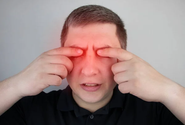 Een Man Lijdt Aan Pijn Het Oog Patiënt Met Oogziekte — Stockfoto