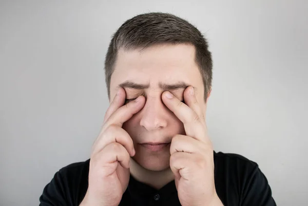 男は目に痛みを感じる 眼科疾患の患者 水疱炎 視神経炎 結膜炎 または眼の損傷 — ストック写真