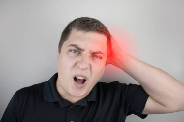 Bir adam başının arkasında ağrıdan muzdariptir. Servikal osteokondroz, spondiloz, miyozit ya da hipertansiyon belirtileri var. Vücudun farklı yerlerindeki akut acı kavramı.
