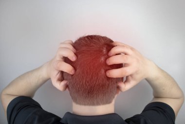 Bir adam başının arkasında ağrıdan muzdariptir. Servikal osteokondroz, spondiloz, miyozit ya da hipertansiyon belirtileri var. Vücudun farklı yerlerindeki akut acı kavramı.