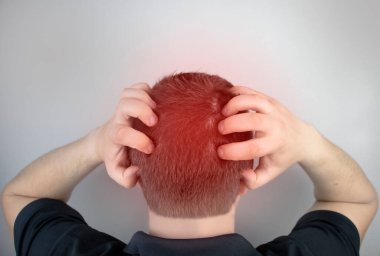 Bir adam başının arkasında ağrıdan muzdariptir. Servikal osteokondroz, spondiloz, miyozit ya da hipertansiyon belirtileri var. Vücudun farklı yerlerindeki akut acı kavramı.