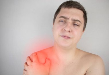 Bir adam omuz ağrısından muzdarip. Omuz yaralanması, tendonit, burkulma ya da tendon iltihabı. Vücudun farklı yerlerindeki akut ağrı ve iltihap kavramı.
