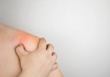 Bir adam omuz ağrısından muzdarip. Omuz yaralanması, tendonit, burkulma ya da tendon iltihabı. Vücudun farklı yerlerindeki akut ağrı ve iltihap kavramı.
