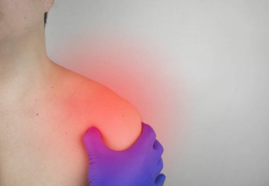 Bir adam omuz ağrısından muzdarip. Omuz yaralanması, tendonit, burkulma ya da tendon iltihabı. Vücudun farklı yerlerindeki akut ağrı ve iltihap kavramı.