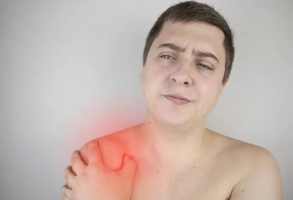 Homem Sofre Dor Ombro Lesão Ombro Tendinite Entorse Inflamação Tendão — Fotografia de Stock