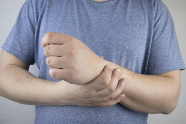 手首が痛い 腫瘍学者は手を調べる トンネル症候群や捻挫の兆候として手首の痛み 腱変性 関節炎 — ストック写真