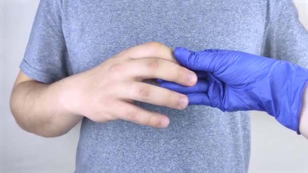 Schmerzen Den Fingergelenken Ein Mann Reibt Sich Die Finger Die — Stockvideo