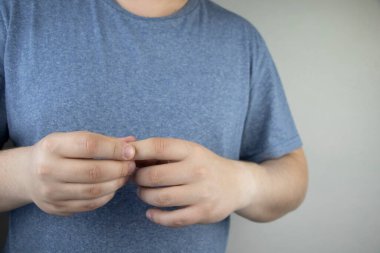 Bir adamın parmakları acıtır ve çeker. Eklem iltihabı veya eklemlerde artrosit ve tedavisi. Parmak ağrısı konsepti