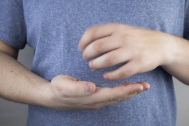 Parkinson hastalığı olan bir hastanın elleri titriyor. Çeşitli hastalıklarda el ve ayakların titremesi. Hasta bakımı konsepti.