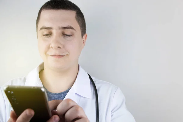 Médico Está Segurando Smartphone Consulta Médica Por Telefone Aplicativo Móvel — Fotografia de Stock