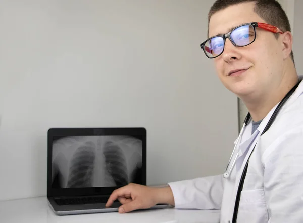 Médico Examina Uma Radiografia Tórax Num Monitor Computador Diagnóstico Doenças — Fotografia de Stock