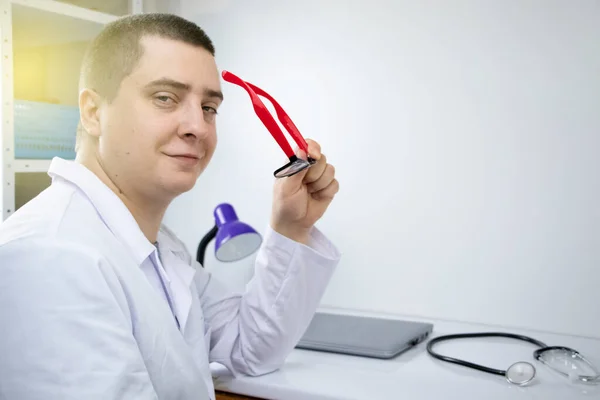 Local Trabalho Médico Terapeuta Masculino Trabalha Num Computador Conceito Medicina — Fotografia de Stock