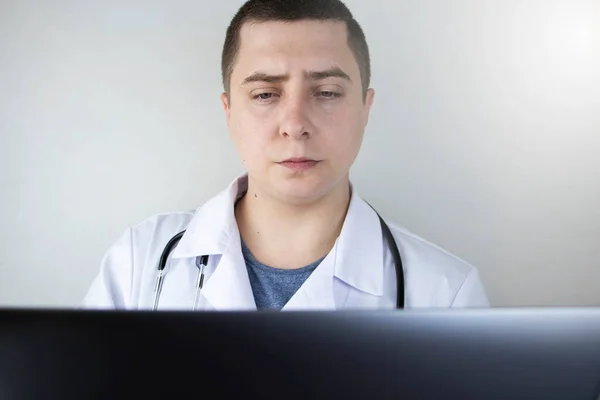 医生的工作场所男性治疗师在计算机上工作 医疗专业人员使用的现代医学和技术概念 — 图库照片