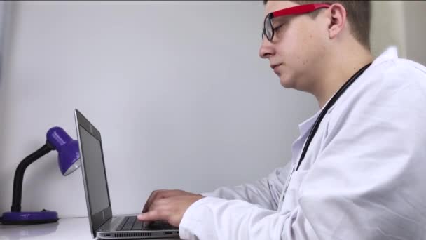 Doktorun Işyeri Erkek Terapist Bilgisayarda Çalışıyor Tıp Uzmanları Tarafından Kullanılan — Stok video