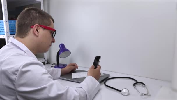 Médico Sostiene Smartphone Consulta Médica Por Teléfono Aplicación Móvil Para — Vídeos de Stock