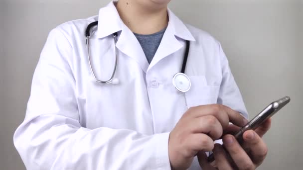 Der Arzt Hält Ein Smartphone Der Hand Ärztliche Beratung Telefon — Stockvideo