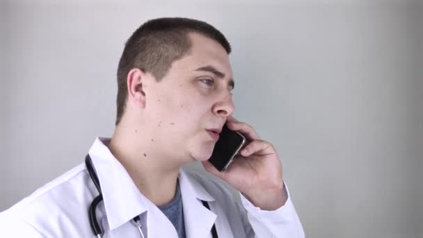 Γιατρός Μιλάει Στο Τηλέφωνο Τον Ασθενή Απομακρυσμένη Βοήθεια Μέσω Τηλεφώνου — Αρχείο Βίντεο