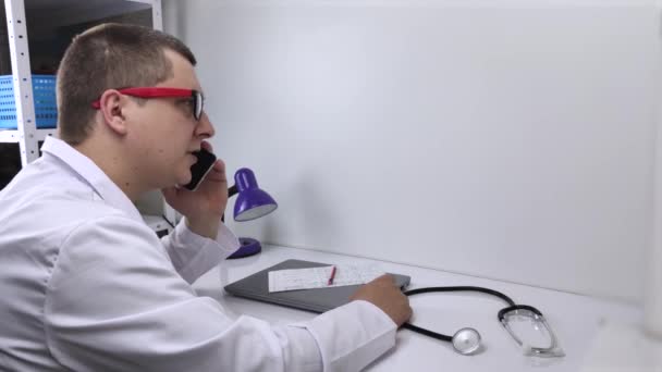 Médico Está Falar Telefone Com Paciente Assistência Remota Por Telefone — Vídeo de Stock