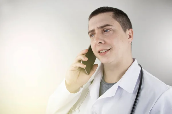 Doktor Rozmawia Przez Telefon Pacjentem Zdalne Wsparcie Telefoniczne Nowoczesna Medycyna — Zdjęcie stockowe