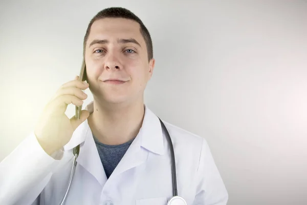 Médico Está Falar Telefone Com Paciente Assistência Remota Por Telefone — Fotografia de Stock