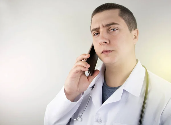 Médico Está Falar Telefone Com Paciente Assistência Remota Por Telefone — Fotografia de Stock