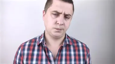 Adamın ikinci bir çenesi var. Obezite ve yüz estetiği kavramı. Bir hastanın üzgün yüzüne ve boynundaki yağına yakından bakın..
