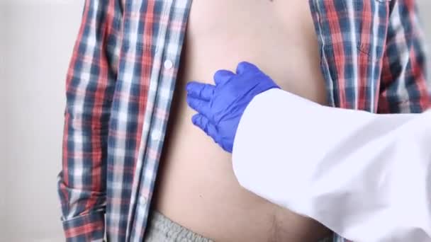 Bir Adam Sağ Tarafını Kaburgalarının Altından Tutar Karaciğer Ağrısı Karaciğer — Stok video