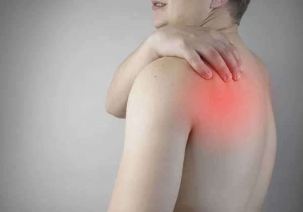 肩部疼痛 医生预约医生的男人 与脊椎专家预约 抱怨肩关节间和后背疼痛 — 图库照片