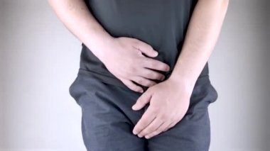 Öndeki adam. Kasıkta ve mesanede ağrı var. Erkeklerde prostat iltihabı, mesane iltihabı ya da üreme sisteminin sebep olduğu acı kavramı. Sık işeme.