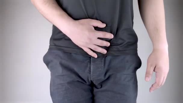 正面の男だ 股と膀胱の痛み 前立腺炎の結果としての男性の痛みの概念 膀胱や泌尿生殖器系の炎症 — ストック動画