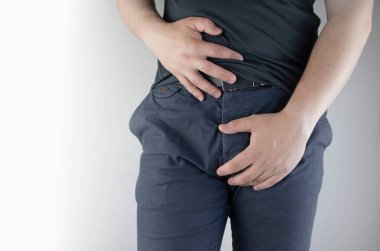 Öndeki adam. Kasıkta ve mesanede ağrı var. Erkeklerde prostat iltihabı, mesane iltihabı ya da üreme sisteminin sebep olduğu acı kavramı. Sık işeme.