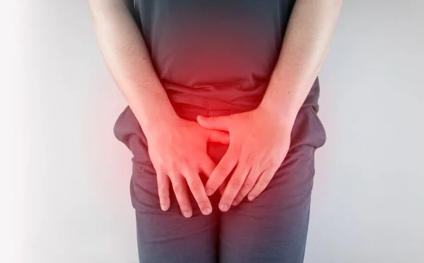 Öndeki adam. Kasıkta ve mesanede ağrı var. Erkeklerde prostat iltihabı, mesane iltihabı ya da üreme sisteminin sebep olduğu acı kavramı. Sık işeme.