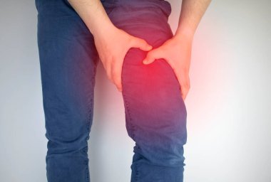 Kalça ağrısından muzdarip bir adam. Travma, eklem ya da osteoartrit için kalça eklemi tedavisi kavramı.