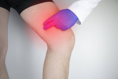 Kalça ağrısından muzdarip bir adam. Travma, eklem ya da osteoartrit için kalça eklemi tedavisi kavramı.