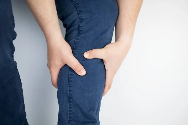 Bir adam baldırlarındaki acıdan muzdarip. Baldır kasını germek, varis damarları, bacak krampları ya da miyozit. Ortopedi doktoru muayene ediyor.