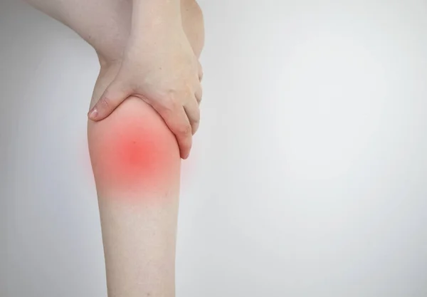 一个女人的小腿很疼 伸展小腿肌肉 静脉曲张 腿抽筋或肌炎 骨科医生检查病人 — 图库照片