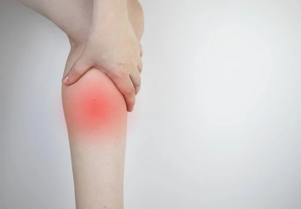 A woman suffers from pain in the calves. Stretching the calf muscle, varicose veins, leg cramps, or myositis. Orthopedic doctor examines patient — Stock Image Woman Suffers Pain Calves Stretching Calf Muscle Varicose Veins Leg Stock Picture