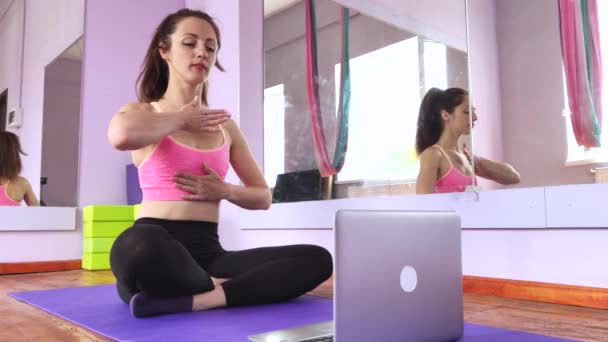 Fitness Yoga Trainer Geeft Les Laptop Draadloze Technologie Sport Het — Stockvideo