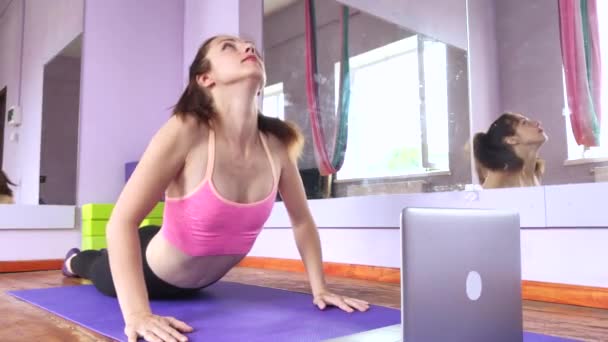 Fitness Yoga Entrenador Enseña Través Ordenador Portátil Tecnología Inalámbrica Deportes — Vídeo de stock